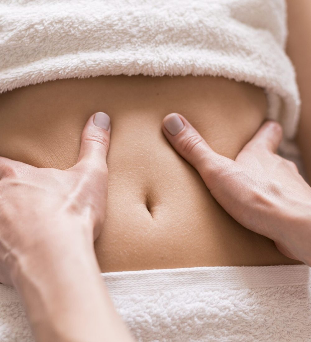 close-up-conceito-de-massagem-no-abdomen