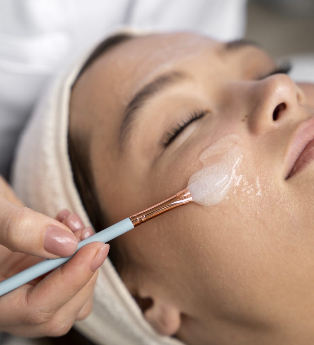 mulher-de-alto-angulo-sendo-massageada-no-spa