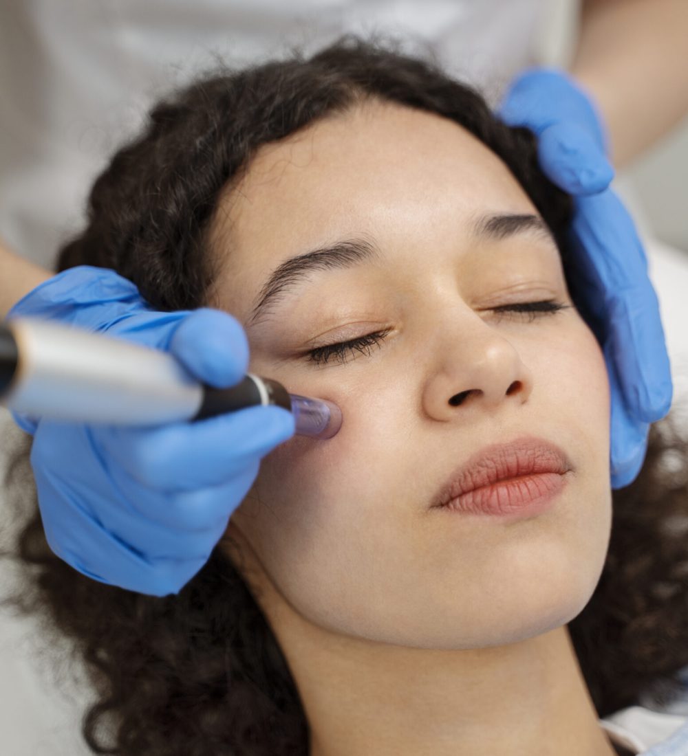 paciente-submetido-procedimento-de-microagulhamento